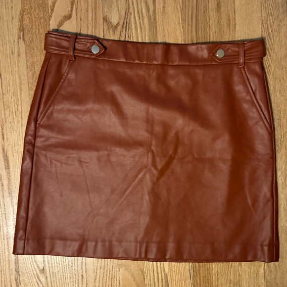 Ann Taylor Loft  Brown Chestnut
Faux Leather Button Tab Skirt size 14 - Picture 3 of 7